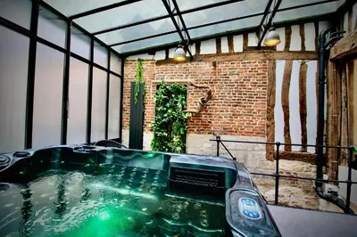 Piscine de l'établissement L'Atelier 1742 - Atypique jacuzzi Rouen Centre ou située à proximité
