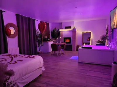 Un ou plusieurs lits dans un hébergement de l'établissement Escapade en amoureux loft de charme jacuzzi et jardin privé proche Paris