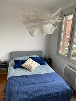 Un ou plusieurs lits dans un hébergement de l'établissement Appartement vue beffroi