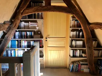 Bibliothèque dans le séjour chez l'habitant