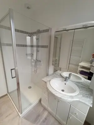 Salle de bains dans l'établissement Le Nid de la Baie de Somme