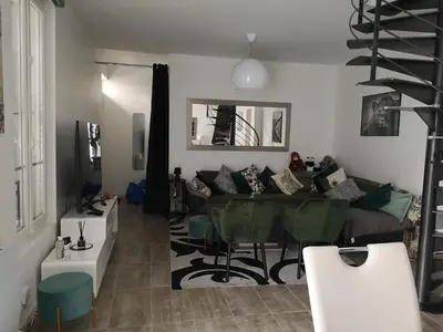 Coin salon dans l'établissement GITE SAINTE MARIE MADELEINE DOMONT 7 PERSONNES, non adapté aux PMR