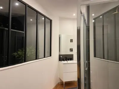 Télévision ou salle de divertissement dans l'établissement le tricosy jacuzzi et sauna privatif