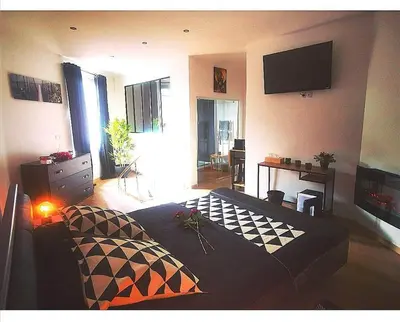 Télévision ou salle de divertissement dans l'établissement le tricosy jacuzzi et sauna privatif