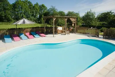 Piscine de l'établissement La suite des charmelines ou située à proximité