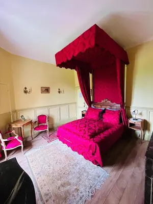 Un ou plusieurs lits dans un hébergement de l'établissement Domaine de L'orangerie du château de Motteville chambres d'hotes