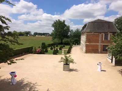 Jardin de l'établissement Domaine de L'orangerie du château de Motteville chambres d'hotes