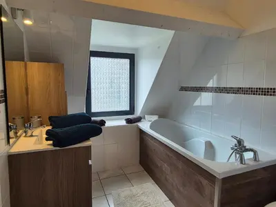 Salle de bains dans l'établissement L'Abaca 23