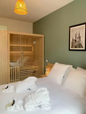Un ou plusieurs lits dans un hébergement de l'établissement Suite Cosy Flat - Hyper-Centre avec sauna privatif