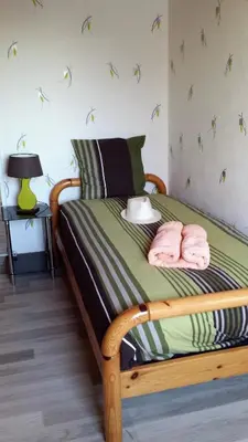 Un ou plusieurs lits dans un hébergement de l'établissement 2 chambres privées dans un jardin d'hiver, garage voiture, vélos, motos