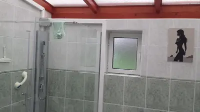 Salle de bains dans l'établissement 2 chambres privées dans un jardin d'hiver, garage voiture, vélos, motos