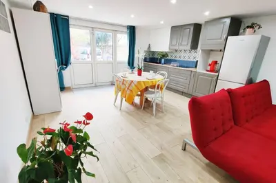 Cuisine ou kitchenette dans l'établissement F2 Parking privé, Wi-Fi Netflix