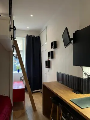 Télévision ou salle de divertissement dans l'établissement Studio Louis XIII