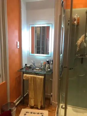 Salle de bains dans l'établissement CHATEAU D HUGLEVILLE