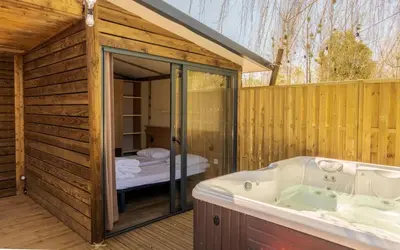 Salle de bains dans l'établissement Camping du Château Vert