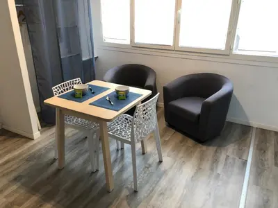 Coin salon dans l'établissement Studio proche des falaises, du port et des plages