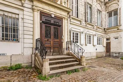 Façade ou entrée de l'établissement Beaux-arts • 2 chambres 2 SDB • Parking privé