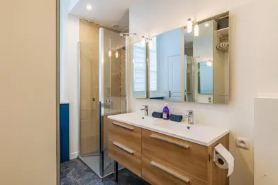 Salle de bains dans l'établissement Beaux-arts • 2 chambres 2 SDB • Parking privé
