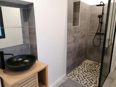 Salle de bains dans l'établissement L'Abaca 27