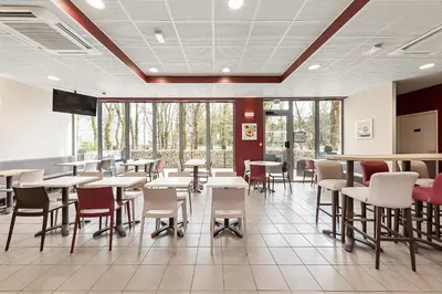 Restaurant ou autre lieu de restauration dans l'établissement ACE Hôtel Rouen Parc des Expositions