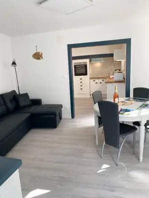 Cuisine ou kitchenette dans l'établissement L’Abri Côtier