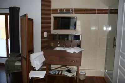 Salle de bains dans l'établissement Au Relais de Chaussy