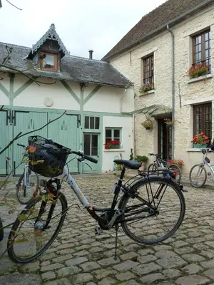 Vélo sur le terrain de l'établissement Au Relais de Chaussy ou dans les environs