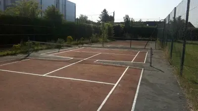 Tennis ou squash au sein de le camping ou à proximité