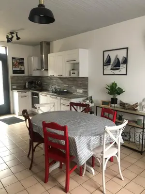 Cuisine ou kitchenette dans l'établissement La Parenthèse - maison Tréportaise avec cour fermée