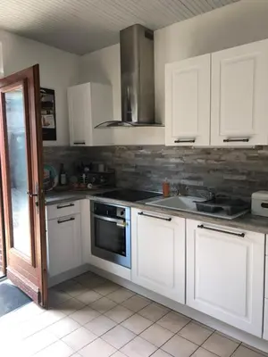 Cuisine ou kitchenette dans l'établissement La Parenthèse - maison Tréportaise avec cour fermée