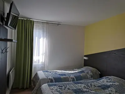 Un ou plusieurs lits dans un hébergement de l'établissement FASTHOTEL PARIS OUEST BOUAFLE