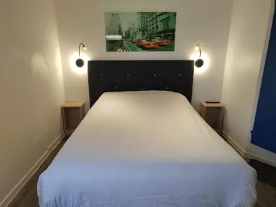 Un ou plusieurs lits dans un hébergement de l'établissement FASTHOTEL PARIS OUEST BOUAFLE