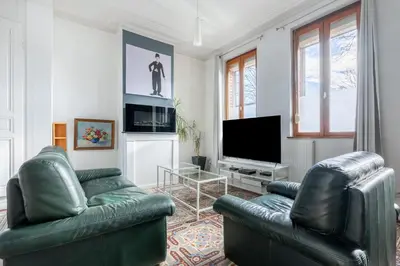 Télévision ou salle de divertissement dans l'établissement Maison Famille-Confort-Terrasse Jardin-Vue Cathédrale