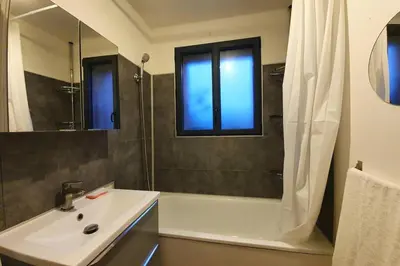 Salle de bains dans l'établissement Maison Famille-Confort-Terrasse Jardin-Vue Cathédrale
