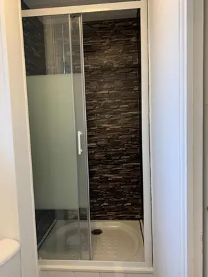 Salle de bains dans l'établissement Le famillial , 2 chambres, 4 lits double Avec parking PRIVE 1 VOITURE, NETFLIX, lits faits et serviettes de toilette sur place