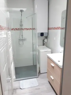 Salle de bains dans l'établissement Maison de pêcheur idéalement située.