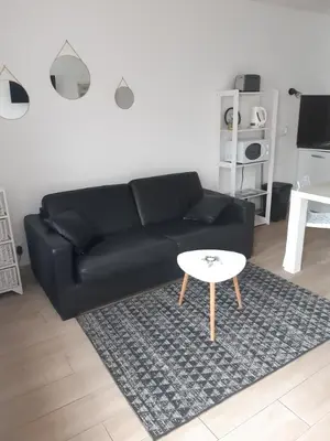Coin salon dans l'établissement Maison de pêcheur idéalement située.