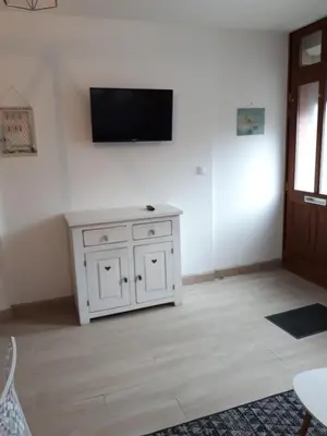 Télévision ou salle de divertissement dans l'établissement Maison de pêcheur idéalement située.