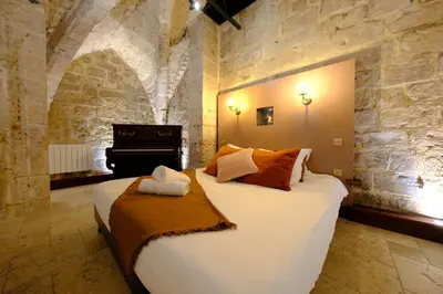 Un ou plusieurs lits dans un hébergement de l'établissement L'Autel La Crypte Mystérieuse de Rouen - sauna & balnéo