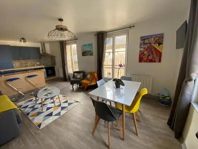 Télévision ou salle de divertissement dans l'établissement El arco iris entre port et plage