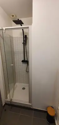 Salle de bains dans l'établissement Les balcons de Dieppe - appartement 1ER étage - certifié 3 étoiles au cœur de la rue piétonne
