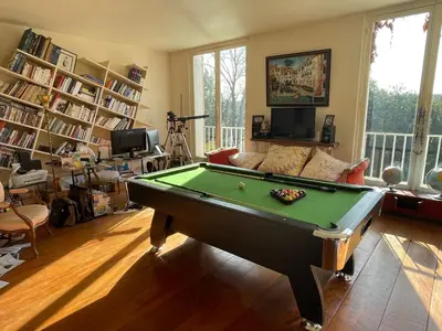 Coin salon dans l'établissement CHÂTEAU SPA ART DÉCO en B&B Master Suite ET-OU GîTE Tout Confort Indépendant-PARC 3Ha- PISCINE Extérieure Chauffée en Saison-Ping Pong-Aire Enfants-Parc Naturel du VEXIN-GIVERNY-OPTIONS-SAUNA-JACUZZI-HAMMAM-Massage-Coaching-FITNESS-Yoga-DÎNER-BILLARD