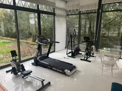 Salle ou équipements de sports de l'établissement CHÂTEAU SPA ART DÉCO en B&B Master Suite ET-OU GîTE Tout Confort Indépendant-PARC 3Ha- PISCINE Extérieure Chauffée en Saison-Ping Pong-Aire Enfants-Parc Naturel du VEXIN-GIVERNY-OPTIONS-SAUNA-JACUZZI-HAMMAM-Massage-Coaching-FITNESS-Yoga-DÎNER-BILLARD