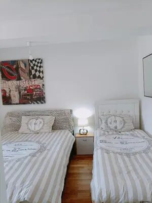 Un ou plusieurs lits dans un hébergement de l'établissement Charmant appartement indépendant, 5 mn de Rouen, avec terrasse, refait à neuf