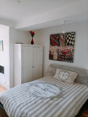 Un ou plusieurs lits dans un hébergement de l'établissement Charmant appartement indépendant, 5 mn de Rouen, avec terrasse, refait à neuf