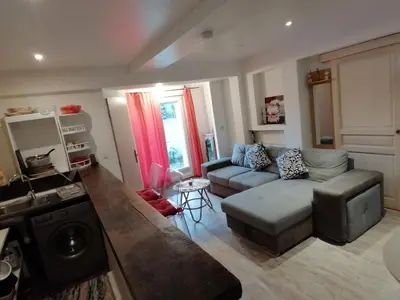 Coin salon dans l'établissement Charmant appartement indépendant, 5 mn de Rouen, avec terrasse, refait à neuf