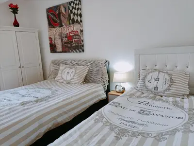 Un ou plusieurs lits dans un hébergement de l'établissement Charmant appartement indépendant, 5 mn de Rouen, avec terrasse, refait à neuf
