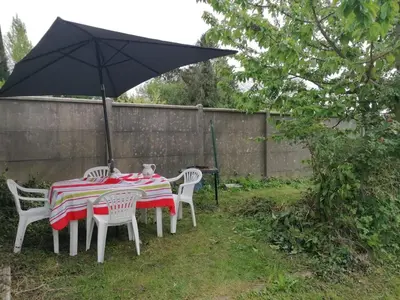 Jardin de l'établissement Charmante Maisonnette indépendante avec parking 5 mn Rouen