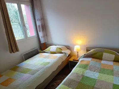 Un ou plusieurs lits dans un hébergement de l'établissement Charmante Maisonnette indépendante avec parking 5 mn Rouen
