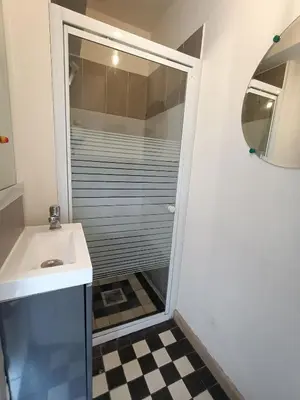 Salle de bains dans l'établissement Charmante Maisonnette indépendante avec parking 5 mn Rouen